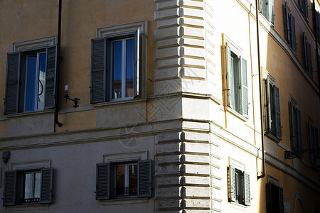 罗马一栋旧建筑的墙壁阴影历史窗户背景图片