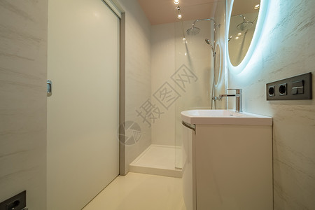 淋浴机舱和水槽龙头褐色奢华房间装修建筑白色公寓局限镜子背景图片