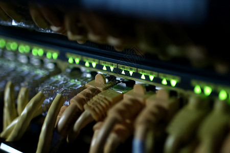 带宽互联网电缆与服务器的连接 服务器日期中心他性电脑技术数据电子港口广播互联网团体界面背景