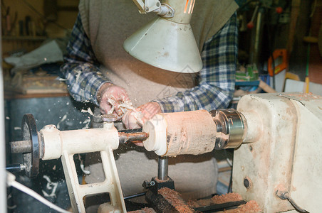 特纳开始用木制工件在房顶里加工木制工件工业的高清图片素材