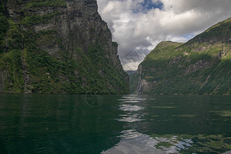 挪威的戏剧性峡湾景观远足山脉旅游天空旅行高清图片