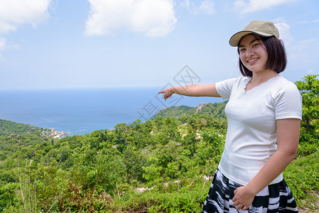 光道观光旅游妇女微笑天空游客风景地平线海岸顶峰假期海湾手指背景