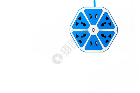 使用 USB 套接字端口的蓝色六边形电源插头挂在背景图片
