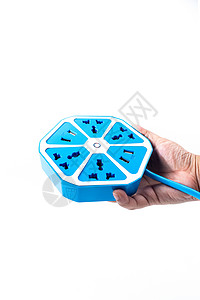 蓝色六边形电源插座 在人手上带有USB套接字端口插头出口白色金属港口技术电缆充电器活力塑料背景图片