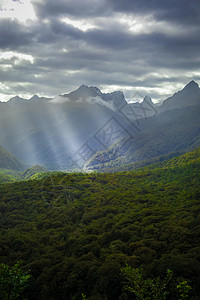 蒂瓦希普纳姆菲奥德兰国家公园风暴风雨地貌 新西兰旅行岩石阳光顶峰旅游天空射线地标太阳光峡湾背景