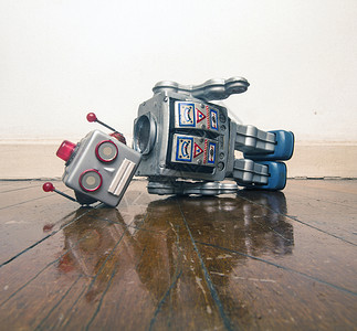 古老的机器人在旧木地板上失去头部玩具焦虑日子思考挑战压力愚昧头脑乐趣困惑背景