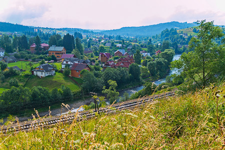 山河一边是铁路 一边是村寨背景图片