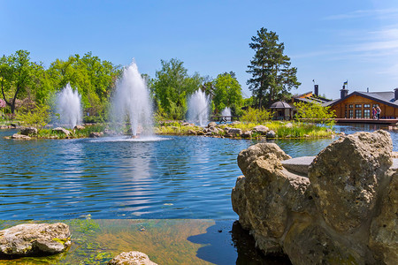 美丽的蓝湖的侧面景色 多处喷泉高清图片
