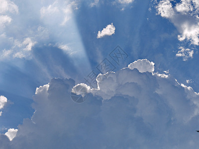 天空中的太阳光线穿过浓密的白云 光明战胜黑暗背景图片