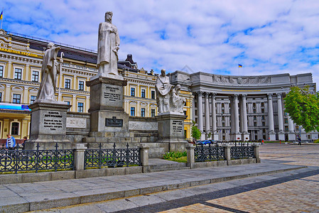 乌克兰外交部大楼附近的圣安德鲁一世纪念碑 奥尔加公主 清澈的西里尔和美多迪乌斯背景图片