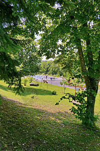 公园的游泳池照片 从远处拍下 人们在那里休息 游泳和日光浴背景图片