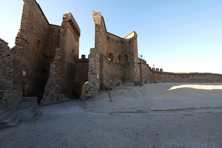苏达克要塞古老城堡废墟上的拱门和防守墙入口 有热那亚堡垒塔的遗骨 克里米亚背景