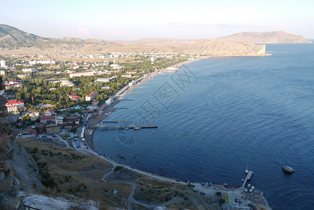 黑海海岸上一个宁静的小镇 在美丽无休无止的山丘背景之下背景