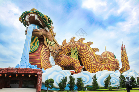 位于的龙子遗迹博物馆的大龙雕像旅行地标雕塑公园神社寺庙攀武旅游建筑白色背景