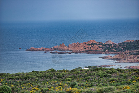 伊索科伊拉萨里岛伊索拉罗萨沙地尼亚的岩石蓝色海景海岸悬崖海岸线旅行假期橙色海滩天空背景