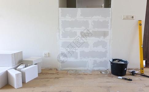 建造有轻度混凝土块的小墙壁房子胶水砂浆建筑瓦工建筑材料投掷托盘石膏背景图片