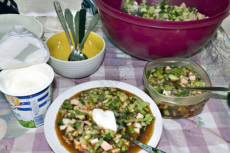 霍洛什卡部分 俄罗斯冷菜汤蔬菜美食勺子洋葱食物饮料烹饪奶油黄瓜乡村背景图片