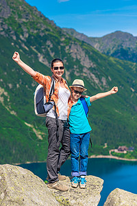 带着背包的幸福母亲和儿子 又在山上高山孩子高清图片素材