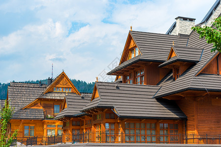 由木制成的美丽的欧洲大别墅背景图片