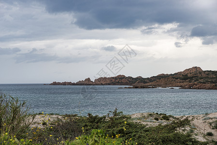 伊索科伊拉萨里岛伊索拉罗萨沙地尼亚的岩石橙色旅行天空胜地海岸线海岸植被蓝色旅游景点背景