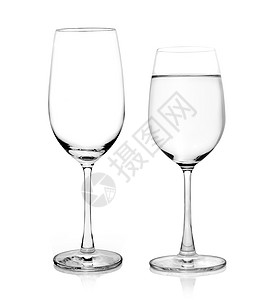 白色背景上隔绝的玻璃水眼镜黑色玻璃反射器皿酒杯酒精杯子水晶饮料背景图片
