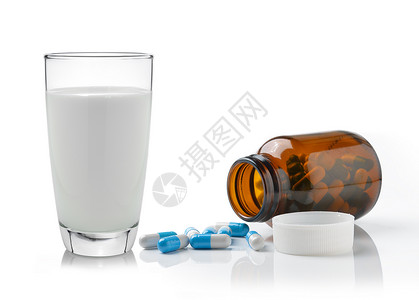 白底隔离的奶粉和牛奶片奶制品瓶子白色药店养分反射食物健康药品保健背景图片