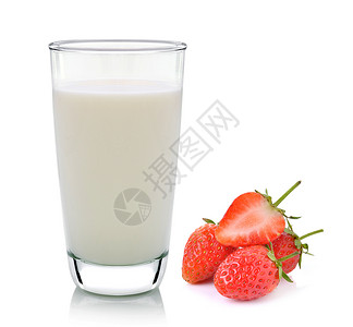 白色背景的玻璃牛奶和草莓食物水果红色饮食早餐甜点饮料果汁粉色背景图片