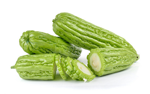 白色背景上的摩莫迪卡charantia热带食物绿色农业饮食葫芦蔬菜营养水果背景图片