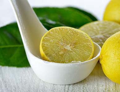 黄灰白色果汁柠檬团体水果食物黄色背景图片