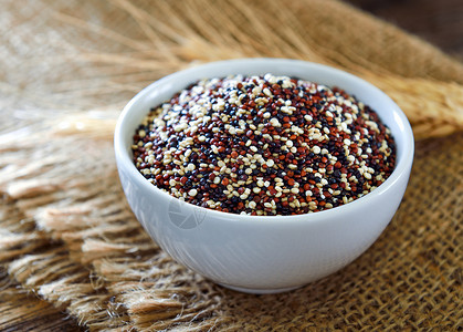 奎略碗里的奎诺阿种子红色木头食物白色粮食纤维饮食谷物营养背景