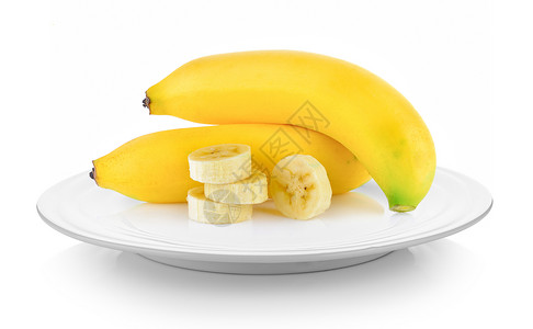 白色背景的板上香蕉黄色水果小吃皮肤宏观食物饮食热带背景图片