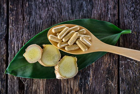 姜叶子姜根和胶囊营养草本植物工作室叶子香气食物药品美食香料文化背景