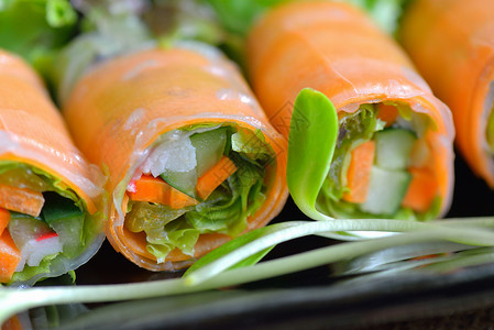 健康食品色拉卷白色面条黄瓜蔬菜盘子海鲜美食小吃食物饮食背景图片