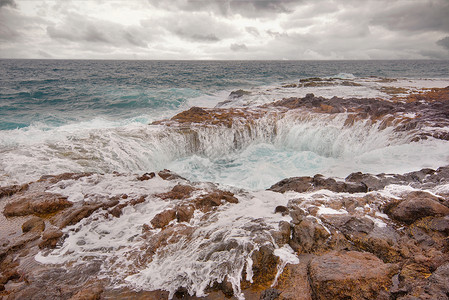 陨石瀑布西班牙加那利岛大加那利岛特尔德的陨石利岛悬崖潮汐观光支撑海浪管子日落奶奶背景