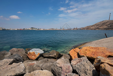 卡塔赫纳湾 卡塔赫纳市在西班牙穆尔西亚的幕后地平线海军海岸季节岩石蓝色风景城市海岸线灯塔背景