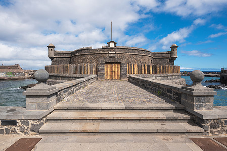 1643年在西班牙加那利群岛圣克鲁斯德特内里费建造的圣琼浸信会中世纪堡垒城堡建筑防御遗产旅行地标天空公园历史性支撑历史背景图片
