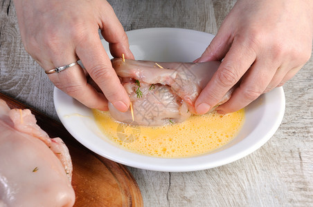 切鸡鸡肉面包屑 烹饪的准备阶段午餐饮食胸部营养地包装菜肴时间鱼片盘子小菜背景