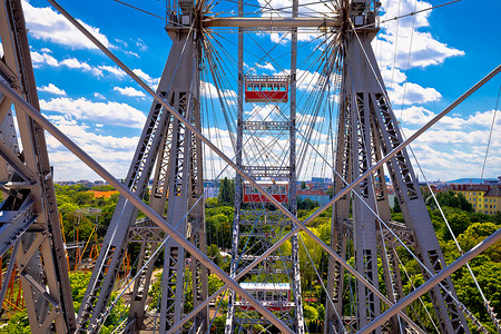 蓝色摩天轮维也纳风景中的Ferris车轮地标天际建筑学天空金属帝国爬坡城市中心娱乐背景