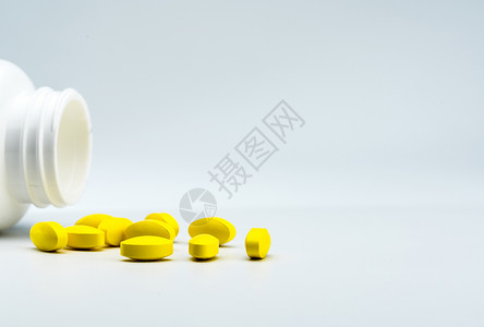 药物过敏黄色椭圆形药片和白色背景上打开的白色瓶子 带有漂亮的创意图案和文本复制空间 轻度至中度疼痛管理 止痛药 医药行业 药房背景 全球背景