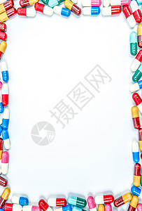 五颜六色的抗生素胶囊药片在白色背景与复制空间 耐药性概念 抗生素用药具有合理的全球保健理念 胶囊架背景图片