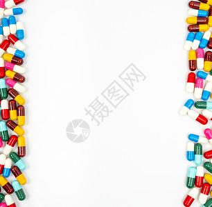 五颜六色的抗生素胶囊药片在白色背景下与复制空间分离 耐药性概念 抗生素用药具有合理的全球保健理念 教育背景的胶囊框架 医药行业 背景图片