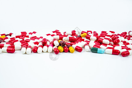 抗生素胶囊药片在白色背景下的选择性聚焦 耐药性概念 抗生素用药具有合理的全球保健理念 医药行业 药房背景背景图片