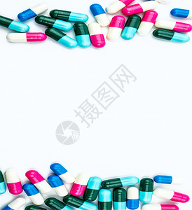 五颜六色的抗生素胶囊药片在白色背景下与复制空间分离 耐药 抗生素用药合理 卫生政策和医保理念 医药行业 药房背景药物艺术储存框架背景图片
