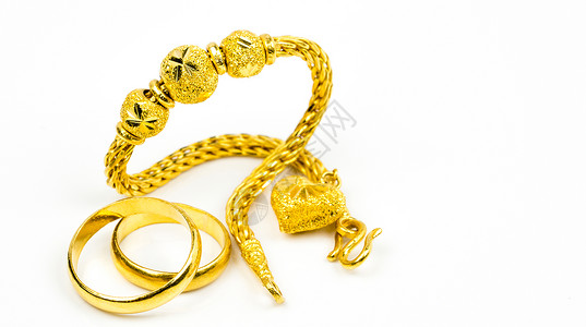 泰国风格的金首饰手镯和两只金环 在白背景上与复制空间隔绝 仅添加您自己的文本 中国新年礼物 黄金店业务概念背景图片