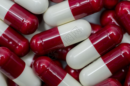 红色 白色 胶囊药丸的顶视图 抗生素耐药性 医药行业 药房背景 全球医疗保健概念背景图片