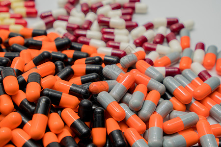 橙色 黑色 灰色 白色 红色 淡黄色 胶囊丸 医药行业 药房背景 药物相互作用 抗生素耐药性 药理背景图片