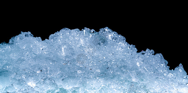 深色背景上的一堆碎冰块 带有复制空间 饮料的碎冰块前景冰箱水晶宏观茶点冷藏工作室冻结立方体奢华团体背景图片