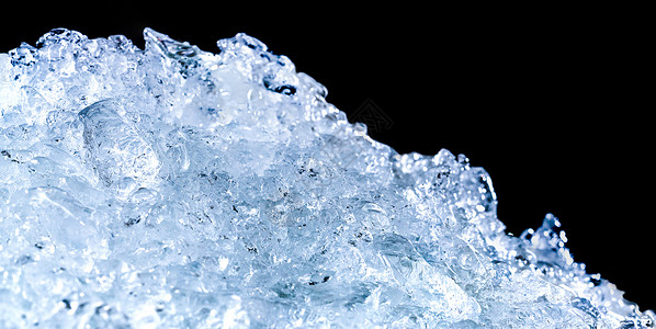 深色背景上的一堆碎冰块 带有复制空间 饮料的碎冰块前景奢华冻结水晶团体冷藏立方体工作室宏观茶点冰箱背景图片