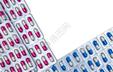 白色背景泡罩包装中彩色抗生素胶囊丸的顶部视图 医药包装 感染性疾病的药物 抗生素用药合理搭配 耐药性背景图片