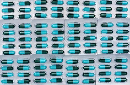 泡罩包装中的蓝色和绿色抗生素胶囊药丸的全框架 抗菌药物耐药与合理用药观念 阿莫西林 青霉素 药物背景背景图片